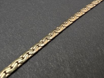 Collier en or maille gourmette plate.
Or...