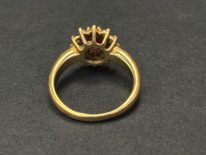 Bague marguerite en or, sertie d'un rubis...