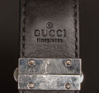 GUCCI
Montre bracelet manchette en cuir noir...