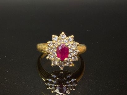 Bague marguerite en or, sertie d'un rubis...