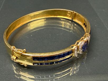 Bracelet jonc en or, serti de pierres bleues...