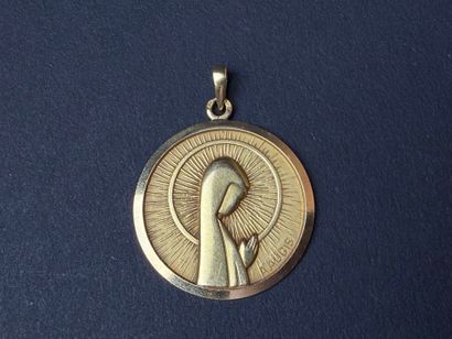 Médaille AUGIS à vierge stylisée.
Or 750°/00.
D:...