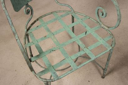 Paire de fauteuils en fer forgé, et tôle...