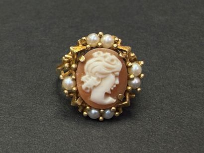 Bague en or sertie d'un camée entourage de...