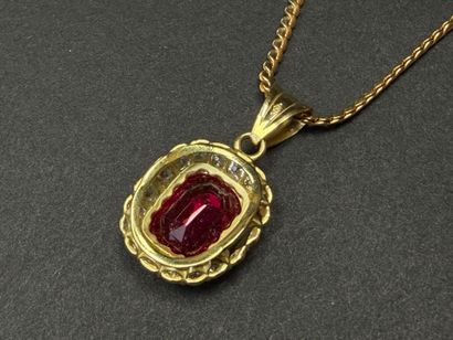 Collier en or et pendentif en or serti d'une...