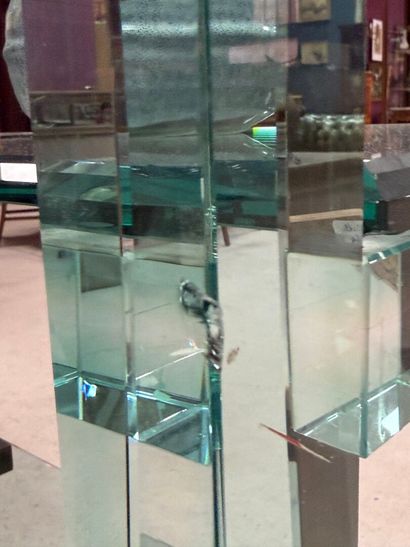 Etagère en verre, montants en verre
Roche...
