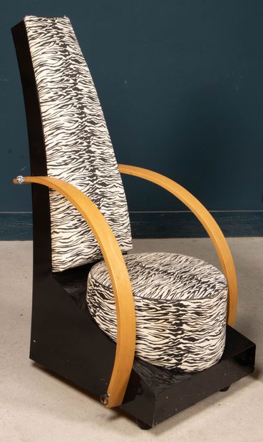 Paire de fauteuils laqués, tissu zèbre.
Design...