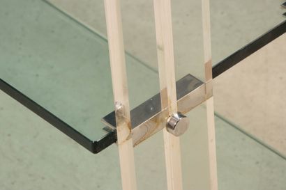 Etagère moderne, plateaux en verre et montants...