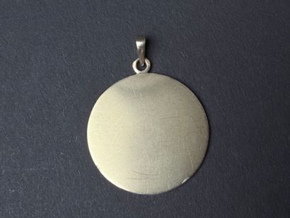 Médaille AUGIS à vierge stylisée.
Or 750°/00.
D:...