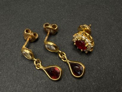 Paire de boucles d'oreille en or et grenats...