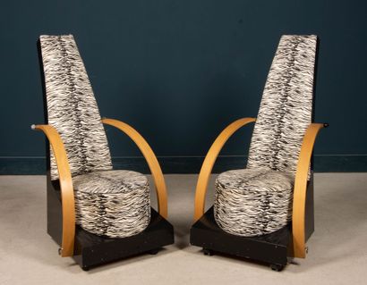 Paire de fauteuils laqués, tissu zèbre.
Design...