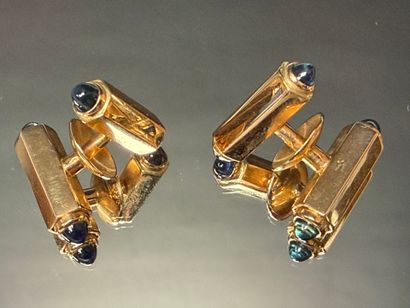 Paire de boutons de manchette en or et cabochons...