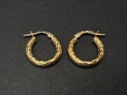 Paire de boucles d'oreille en or ciselé.
Or...