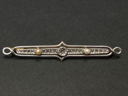 Barrette en or sertie de petits diamants...