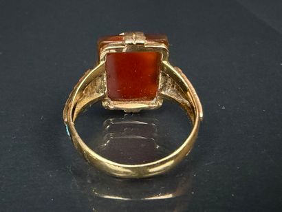 Bague en or sertie d'un camée agathe à décor...