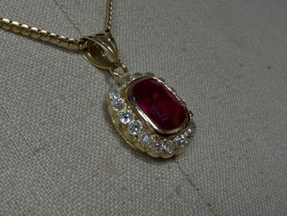 Collier en or et pendentif en or serti d'une...