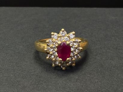 Bague marguerite en or, sertie d'un rubis...