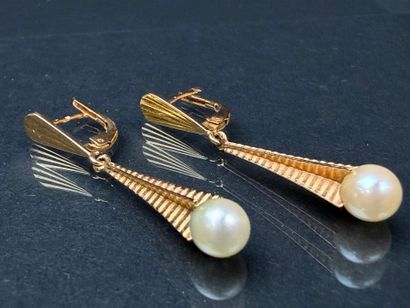 Paire de pendants d'oreille en or, perles...