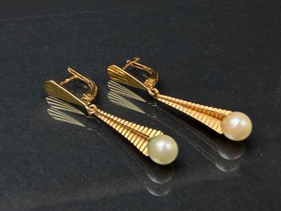 Paire de pendants d'oreille en or, perles...