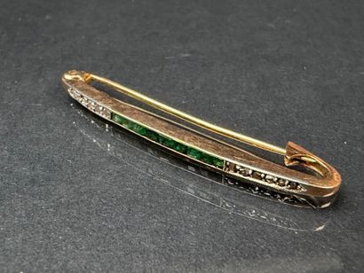 Barrette en or 585°/00 sertie de petits diamants...