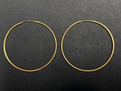 Paire de boucles d'oreille créoles en or...