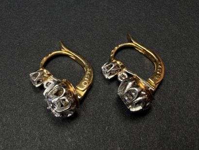Paire de boucles d'oreille dormeuses en or,...