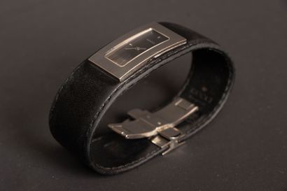 GUCCI
Montre bracelet manchette en cuir noir...