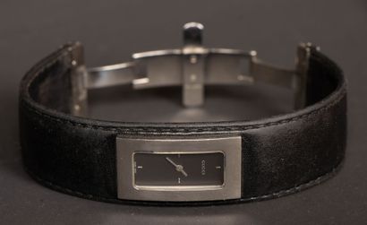 GUCCI
Montre bracelet manchette en cuir noir...