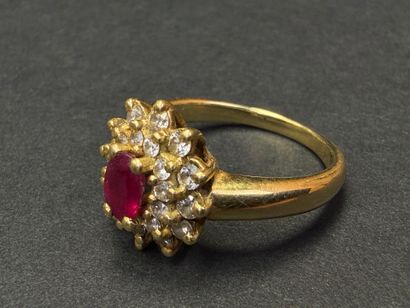 Bague marguerite en or, sertie d'un rubis...