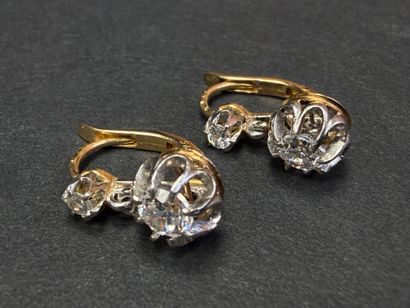 Paire de boucles d'oreille dormeuses en or,...