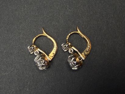 Paire de boucles d'oreille dormeuses en or,...