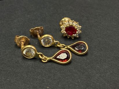 Paire de boucles d'oreille en or et grenats...