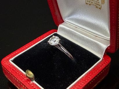 CARTIER Solitaire en or gris monture Cartier...