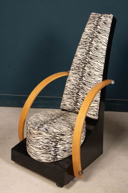 Paire de fauteuils laqués, tissu zèbre.
Design...