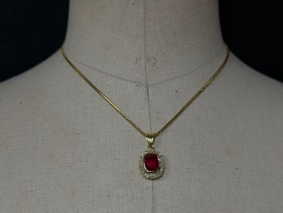 Collier en or et pendentif en or serti d'une...