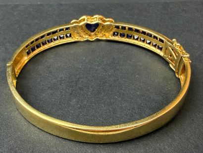 Bracelet jonc en or, serti de pierres bleues...