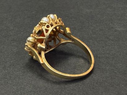 Bague en or sertie d'un camée entourage de...