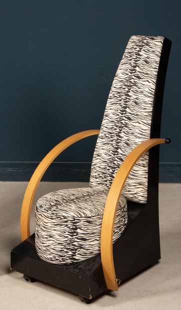 Paire de fauteuils laqués, tissu zèbre.
Design...