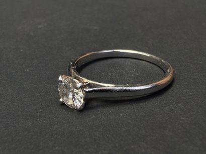 CARTIER Solitaire en or gris monture Cartier...