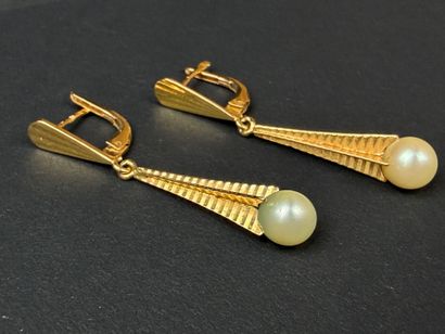 Paire de pendants d'oreille en or, perles...