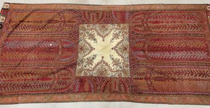 Cachemire. 
300 x 145 cm. 
Trous et tach...