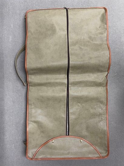 Housse porte costume en cuir. 
50 x 55 x...