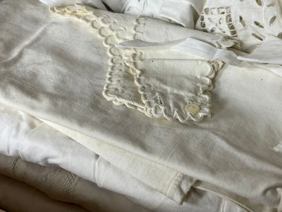 Lot de vêtements début XX°: tabliers, culotte,...