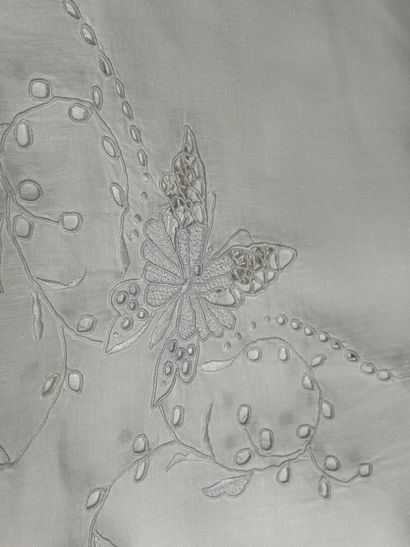 Ensemble de napperons et trois nappes au...