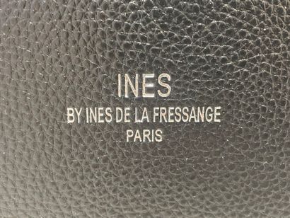 Ines de la Fressange. 
Sac à main en carton...