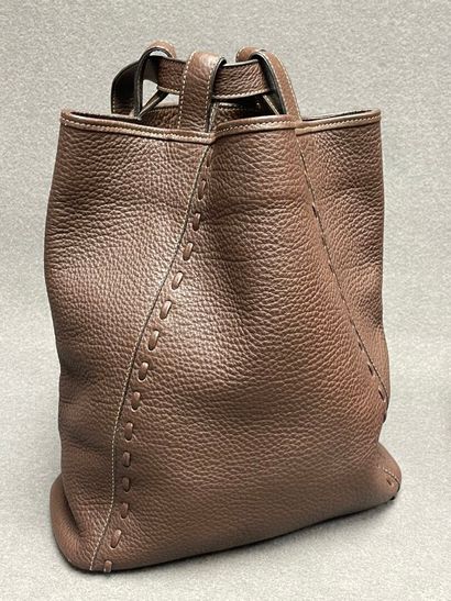 Trois sacs à main en cuir sans marque. 
18...
