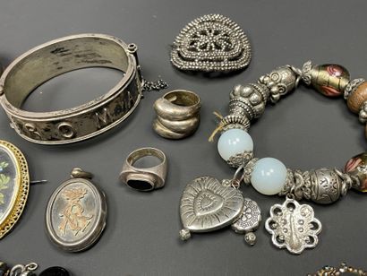 Lot de bijoux fantaisie.