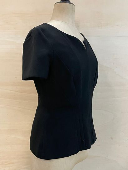 Hugo Boss. Haut taille 40. 
On y joint un...