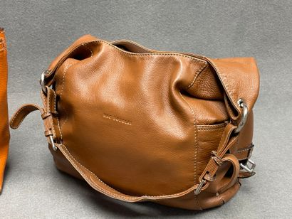 Deux sacs à main en cuir:
-Loxwood, 28 x...