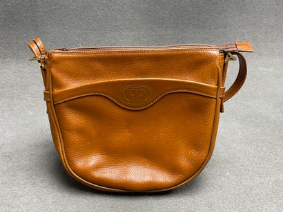 Trois sacs à main en cuir: 
-David William,...